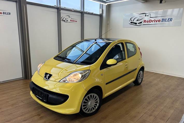 Gul Peugeot 107 fra 2009