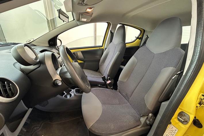 Gul Peugeot 107 fra 2009