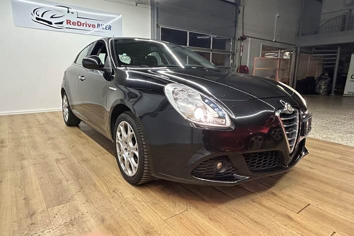 Sort Alfa Romeo Giulietta fra 2011 set udefra