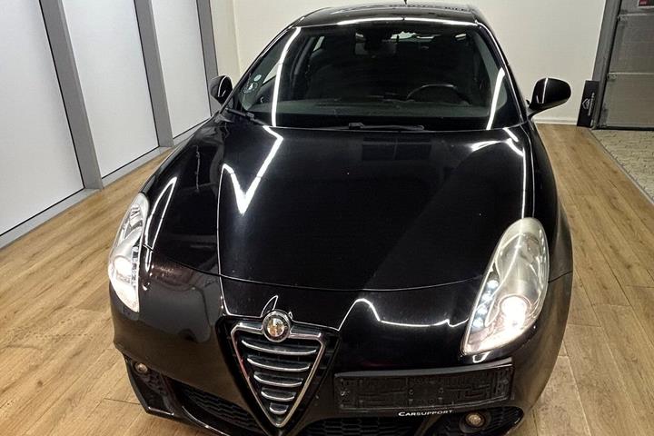 Sort Alfa Romeo Giulietta fra 2011 set udefra