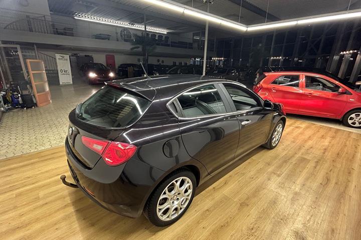 Sort Alfa Romeo Giulietta fra 2011 set udefra