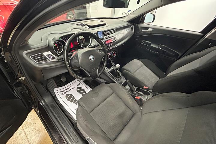 Sort Alfa Romeo Giulietta fra 2011 set indefra