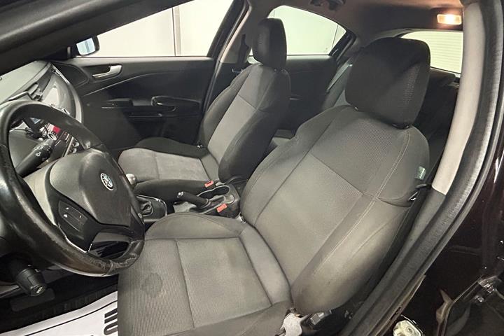 Sort Alfa Romeo Giulietta fra 2011 set indefra