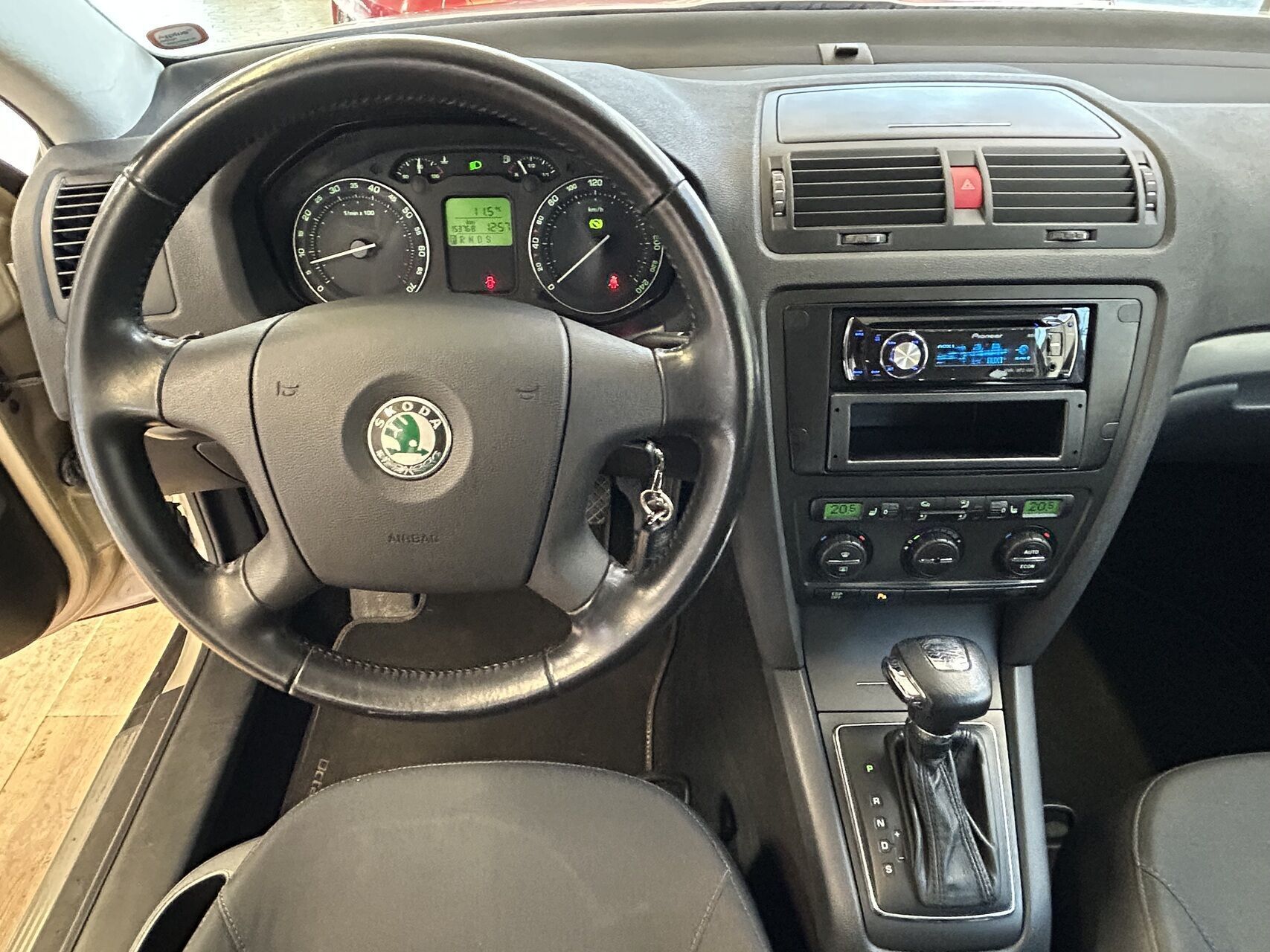 Gul Skoda Octavia fra 2005