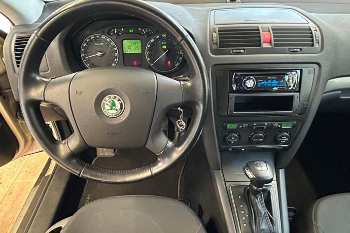 Gul Skoda Octavia fra 2005