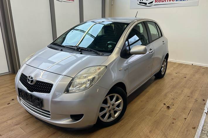 Sølv Toyota Yaris fra 2008