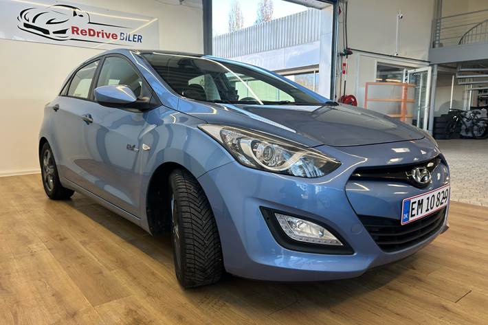 Blå Hyundai i30 fra 2012