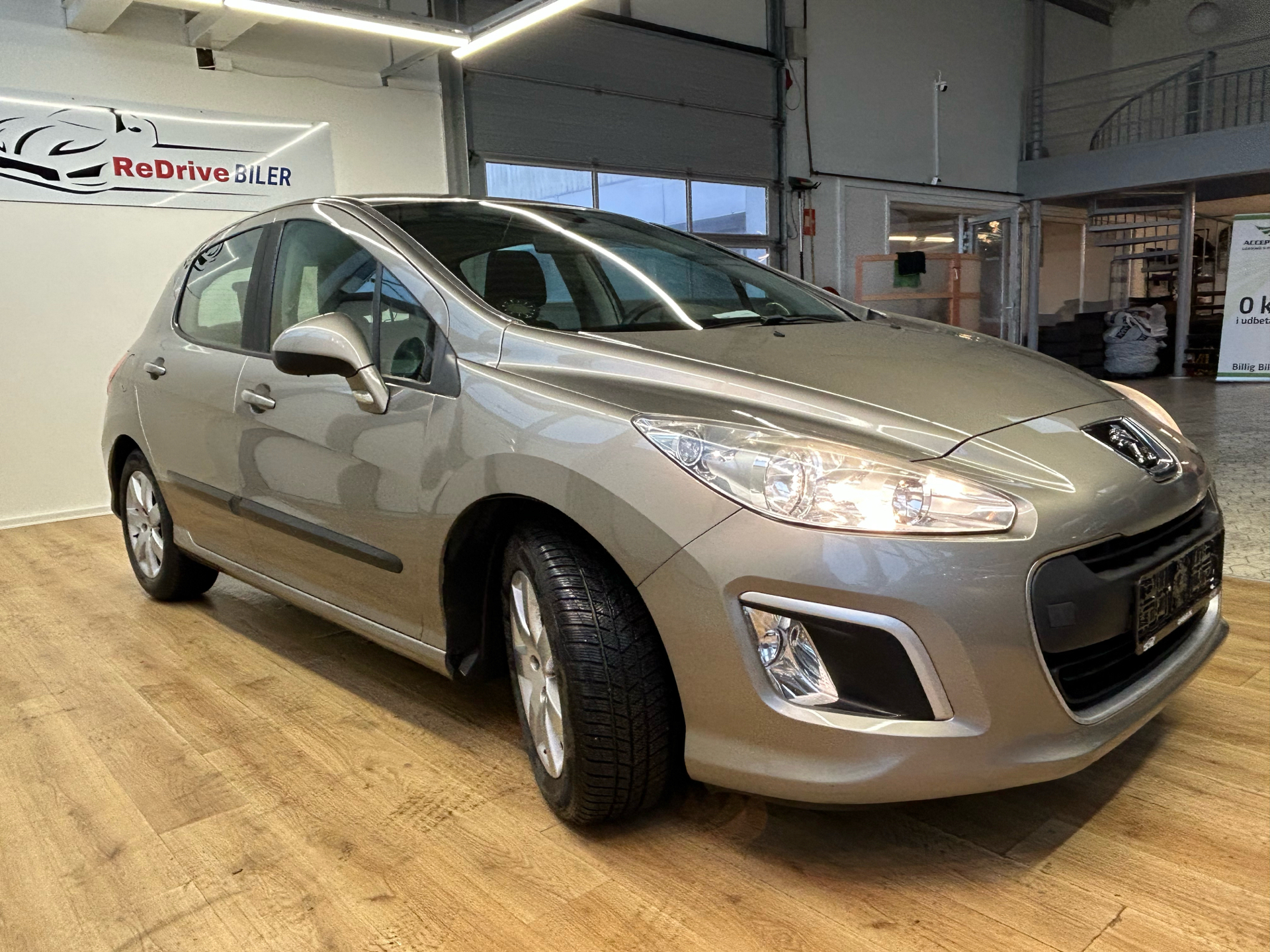 Brun Peugeot 308 fra 2012