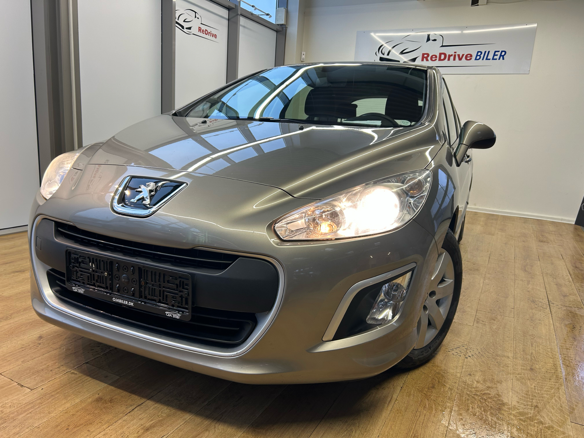 Brun Peugeot 308 fra 2012