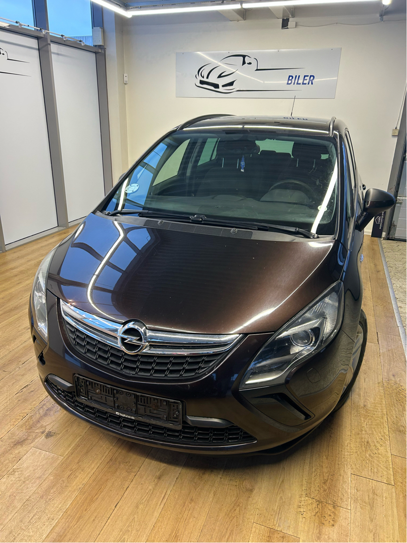 Brun Opel Zafira fra 2012 set udefra