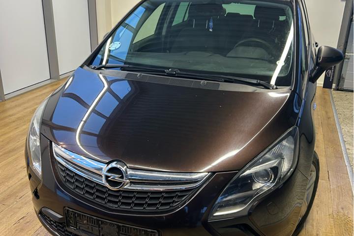 Brun Opel Zafira fra 2012 set udefra