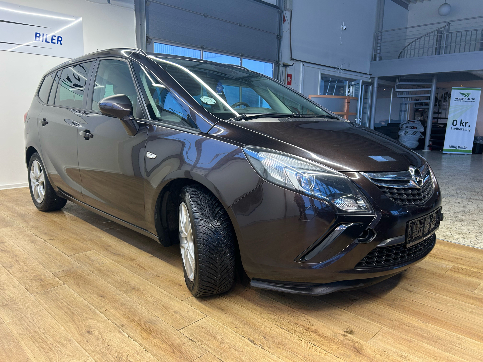 Brun Opel Zafira fra 2012 set udefra