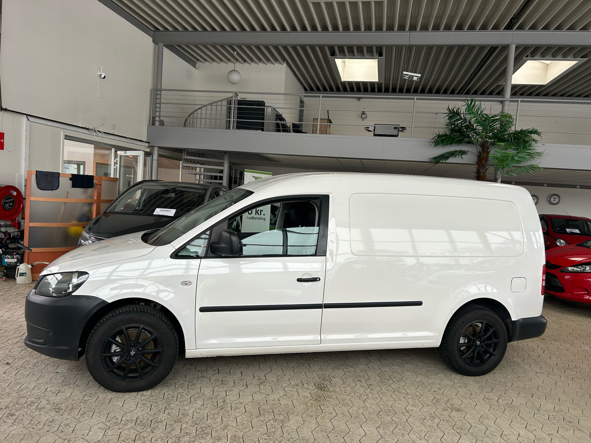 Hvid VW Caddy Maxi fra 2013