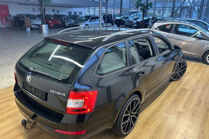 Sort Skoda Octavia fra 2014