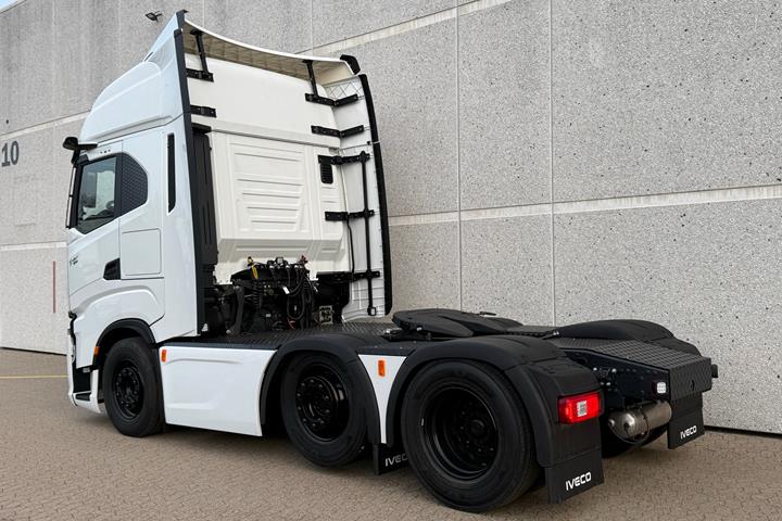 Hvid Iveco S-Way fra 2025 set udefra