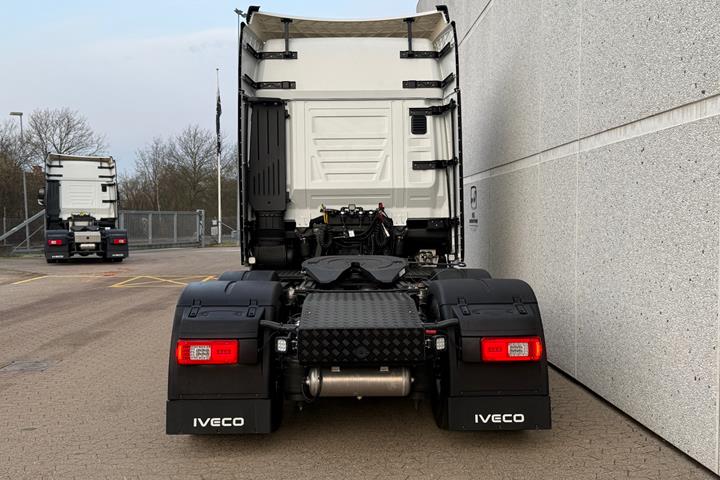 Hvid Iveco S-Way fra 2025 set udefra