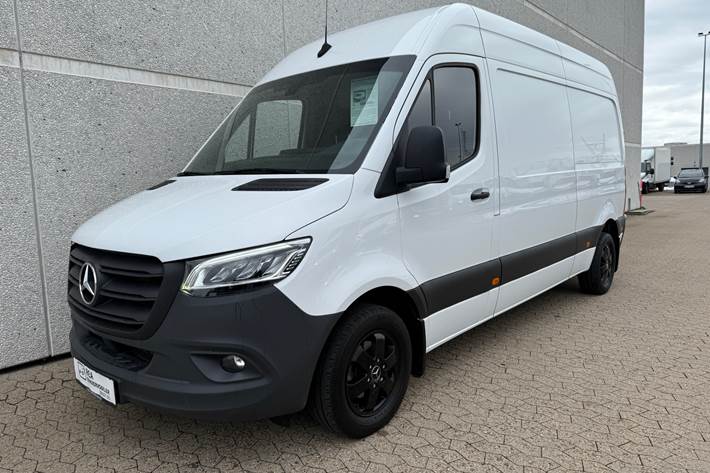 Hvid Mercedes Sprinter fra 2024 set udefra