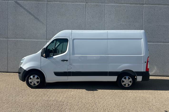 Hvid Nissan NV 400 fra 2021