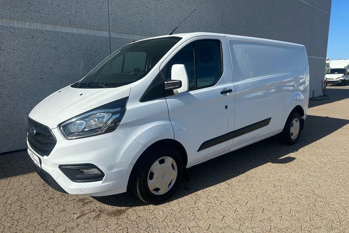 Hvid Ford Transit Custom fra 2018 set udefra