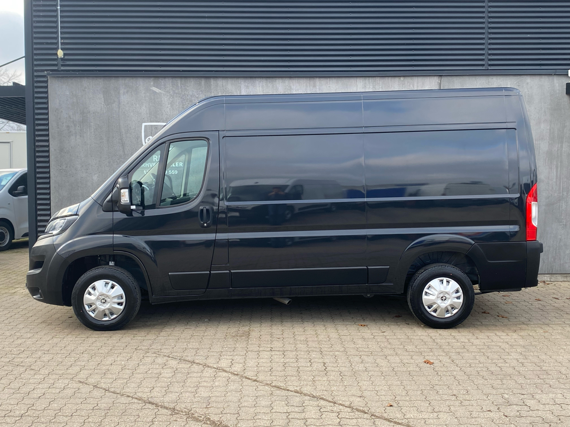 Peugeot Boxer 2,2 333 L2H2 BlueHDi Premium 140HK Van 6g