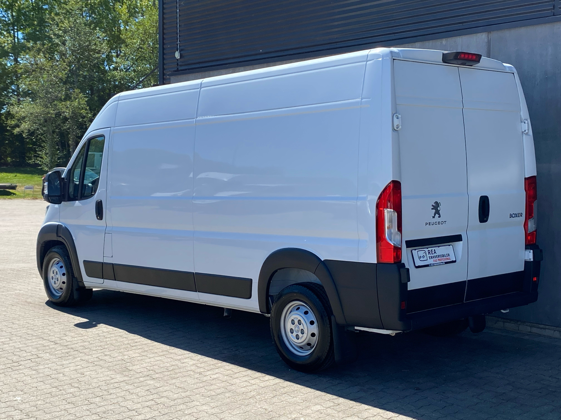 Hvid Peugeot Boxer fra 2023