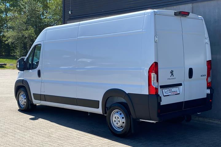 Hvid Peugeot Boxer fra 2023