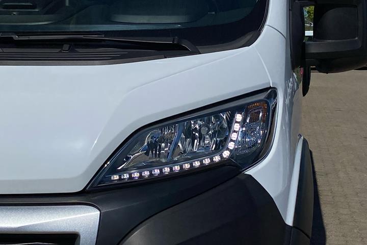 Hvid Peugeot Boxer fra 2023