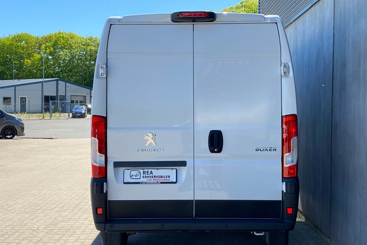 Hvid Peugeot Boxer fra 2023