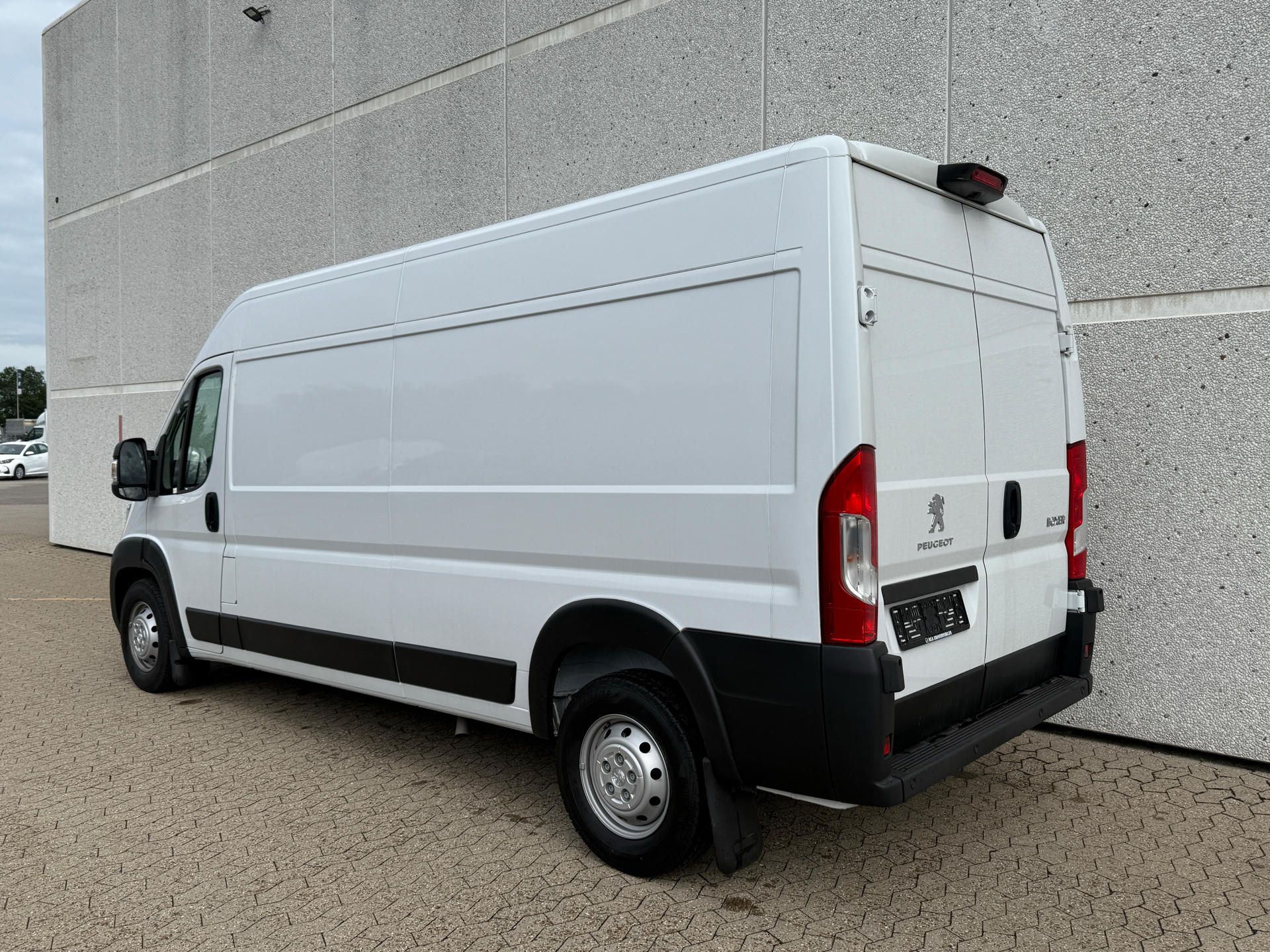 Hvid Peugeot Boxer fra 2023