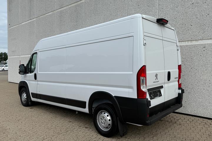 Hvid Peugeot Boxer fra 2023