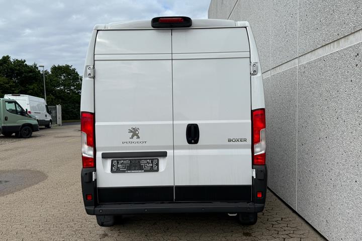 Hvid Peugeot Boxer fra 2023