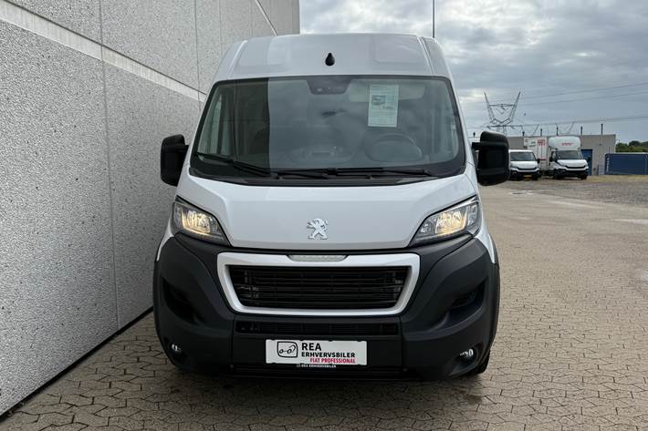 Hvid Peugeot Boxer fra 2023