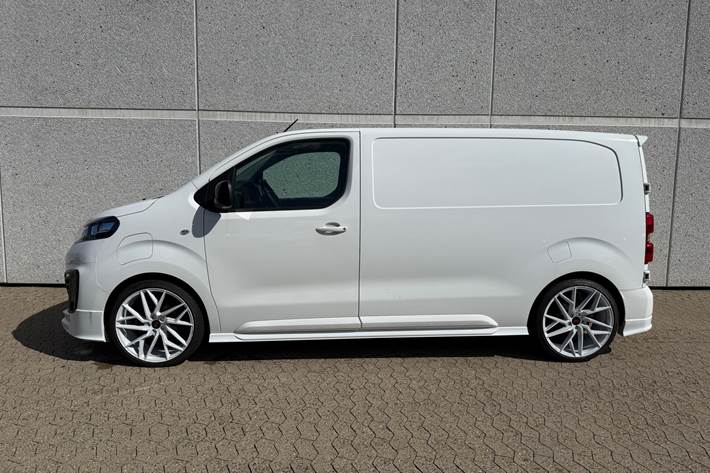 Hvid Fiat E-Scudo fra 2022 set udefra