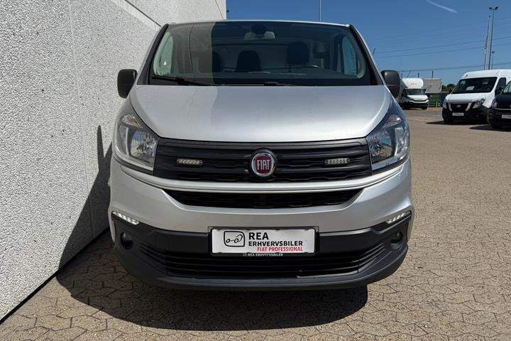 Sølv Fiat Talento fra 2017 set udefra