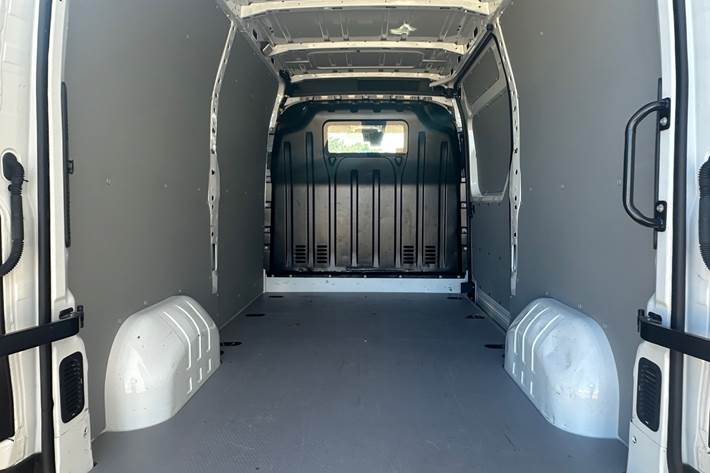 Hvid Nissan NV 400 fra 2021