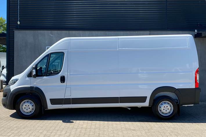 Hvid Peugeot Boxer fra 2023