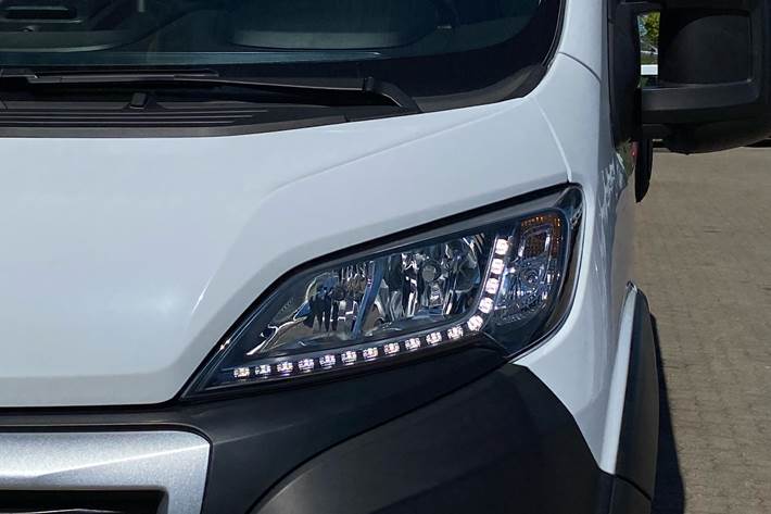 Hvid Peugeot Boxer fra 2023