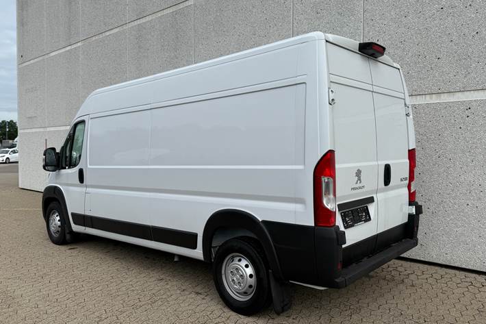 Hvid Peugeot Boxer fra 2023