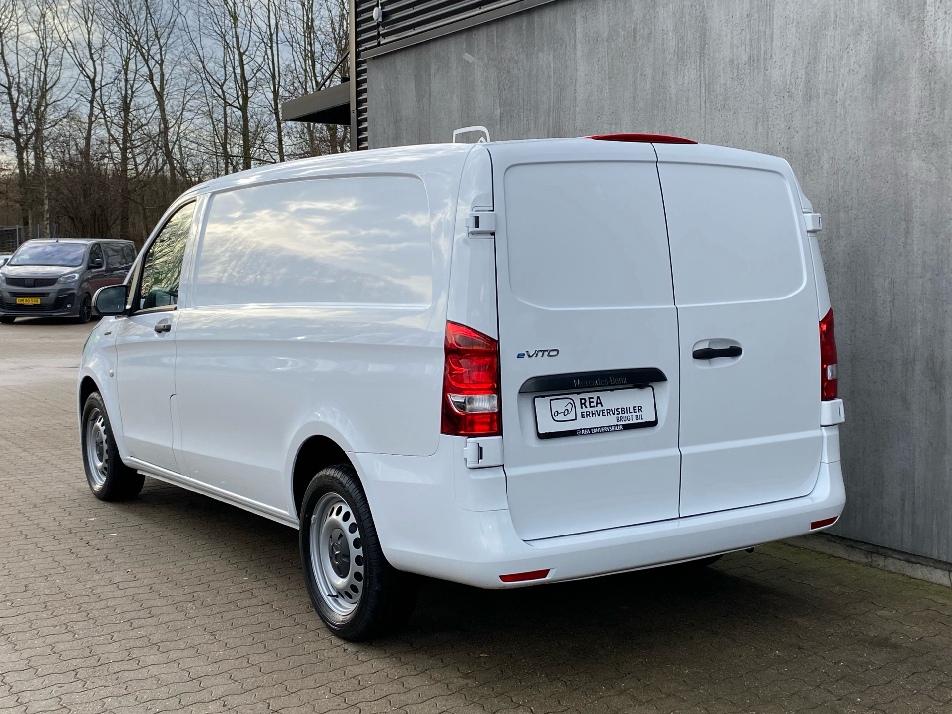 Hvid Mercedes eVito fra 2023 set udefra