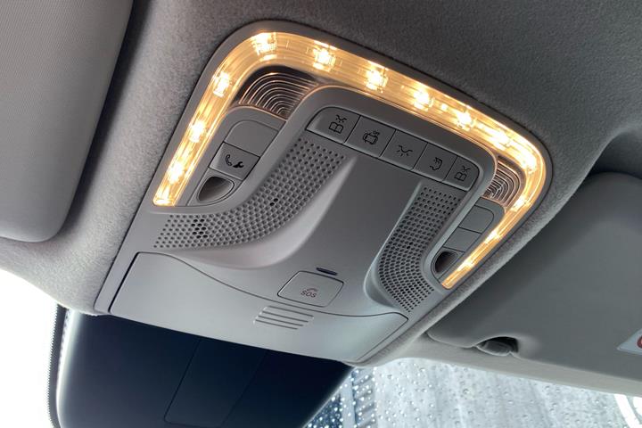 Hvid Mercedes eVito fra 2023