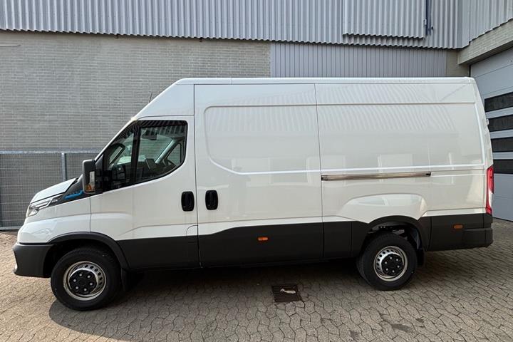 Hvid Iveco eDaily fra 2025 set udefra