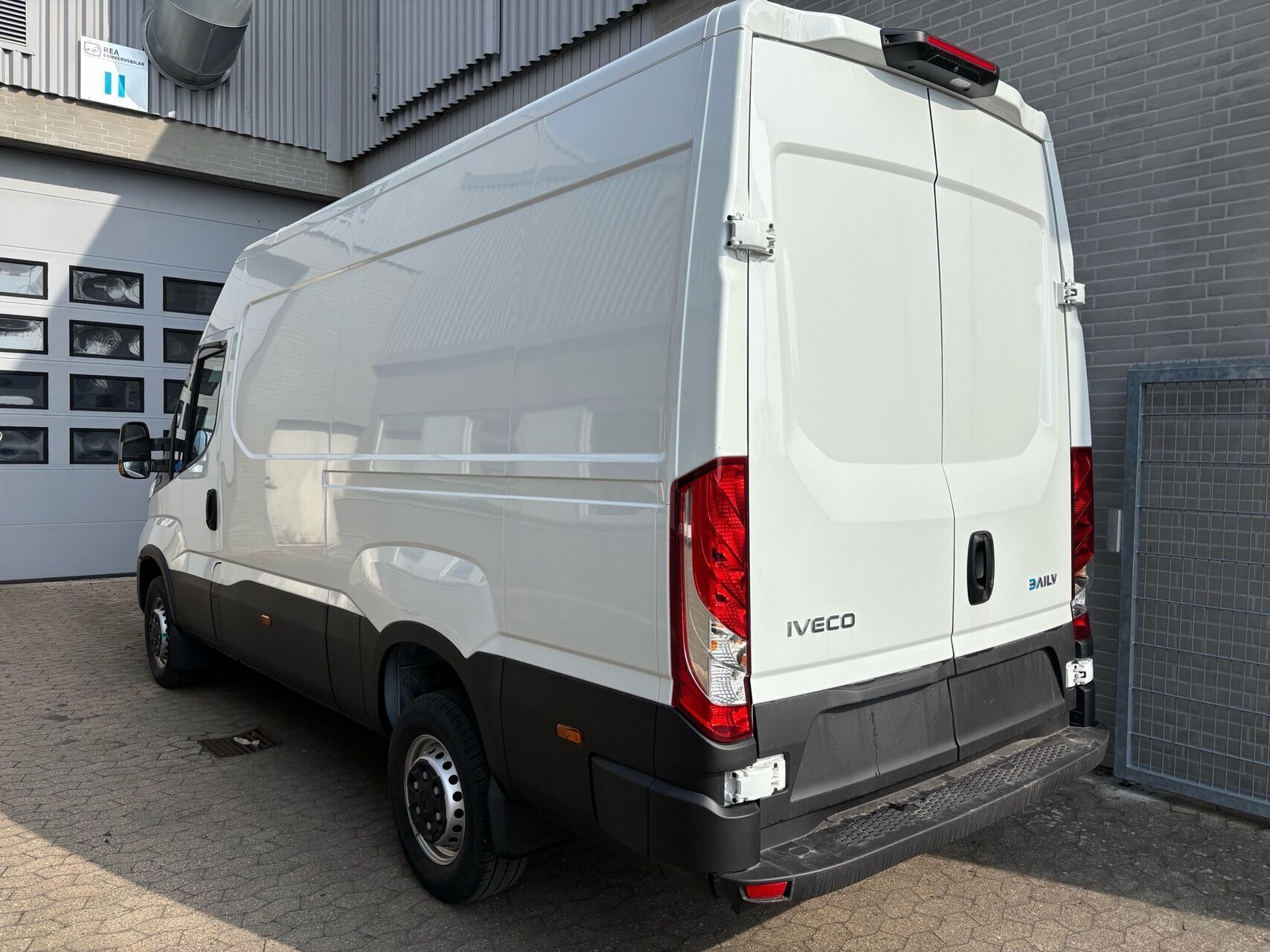 Hvid Iveco eDaily fra 2025 set udefra