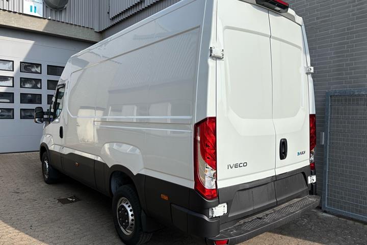 Hvid Iveco eDaily fra 2025 set udefra