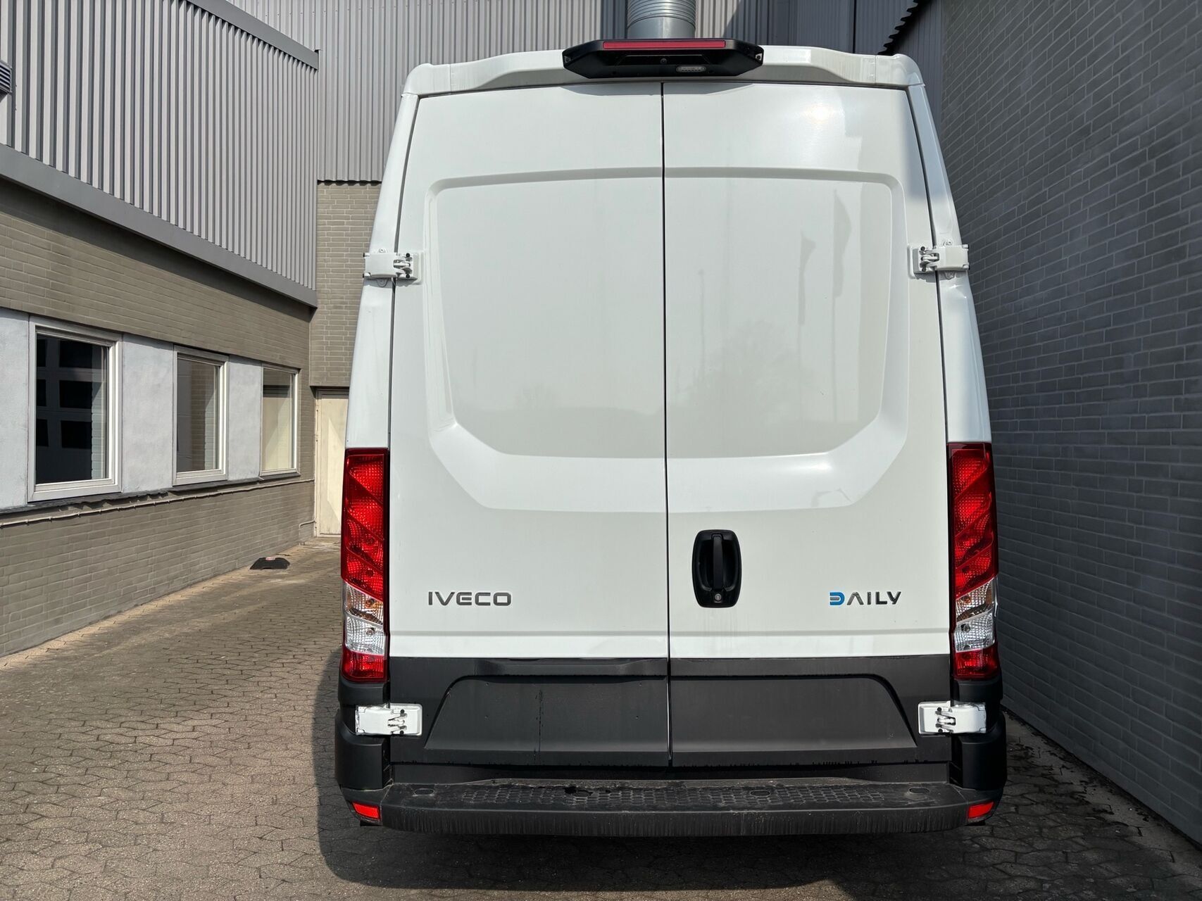 Hvid Iveco eDaily fra 2025 set udefra