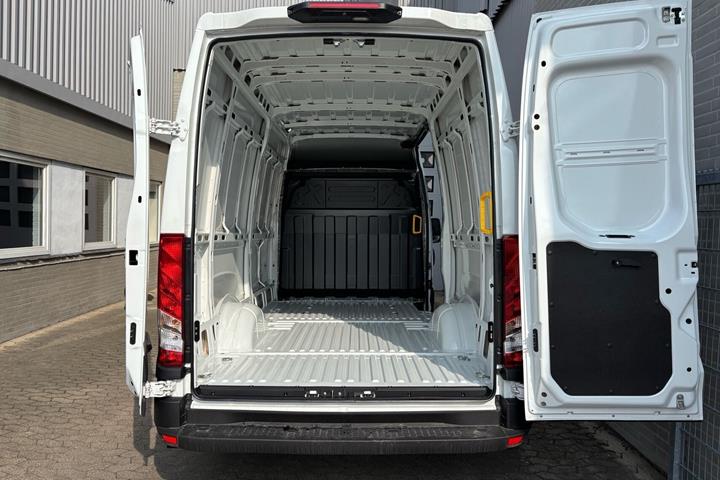 Hvid Iveco eDaily fra 2025 set udefra
