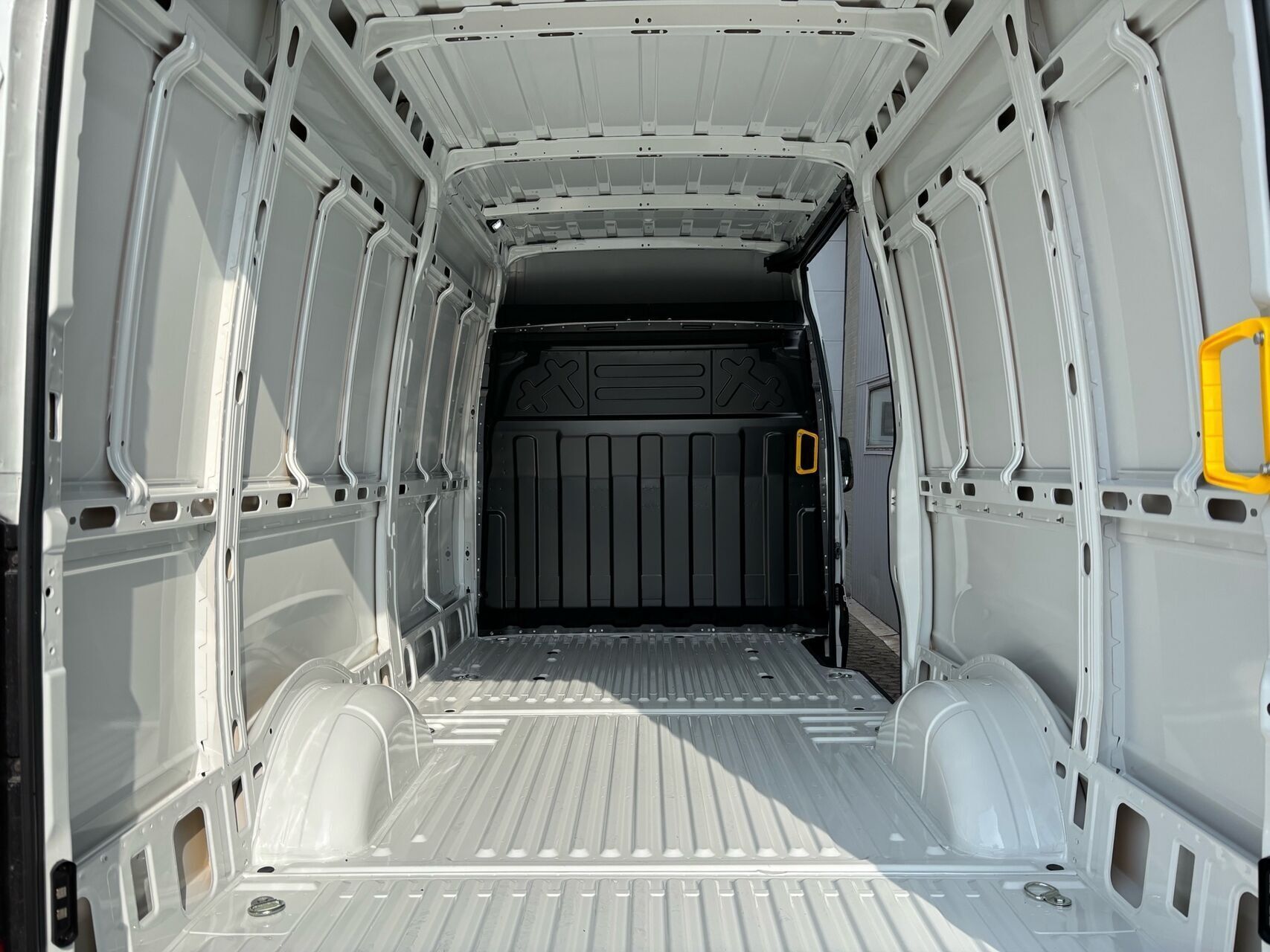 Hvid Iveco eDaily fra 2025 set indefra