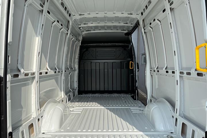Hvid Iveco eDaily fra 2025 set indefra