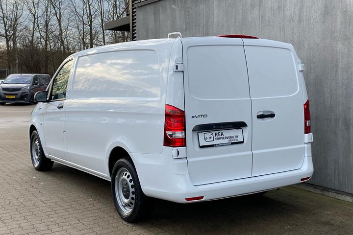 Hvid Mercedes eVito fra 2023