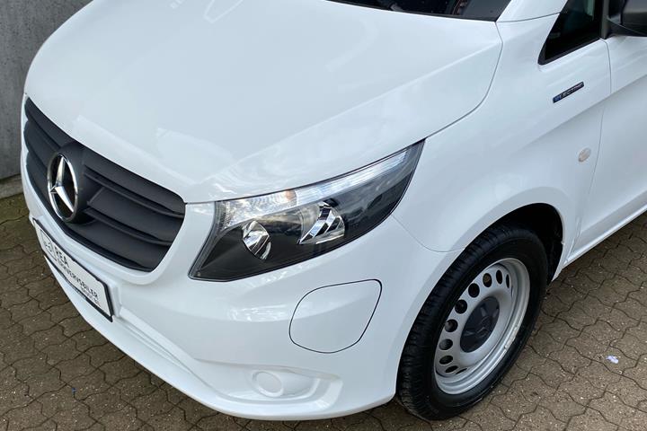 Hvid Mercedes eVito fra 2023