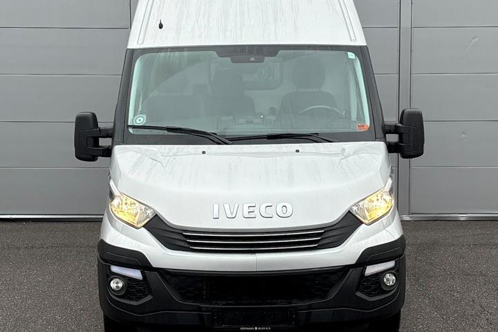 Grå Iveco Daily fra 2017